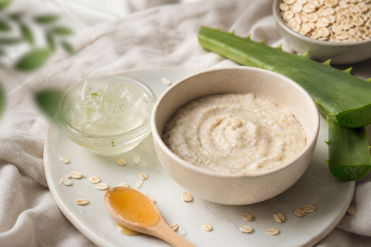 Aloe and oat soothing face mask for sensitive mature skin